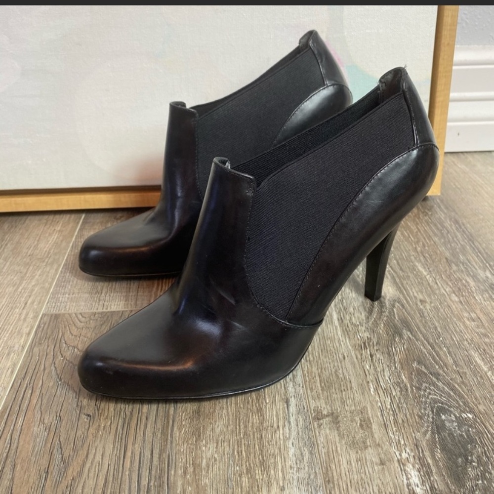 . Nine West 8M black ankle booties stretch opening